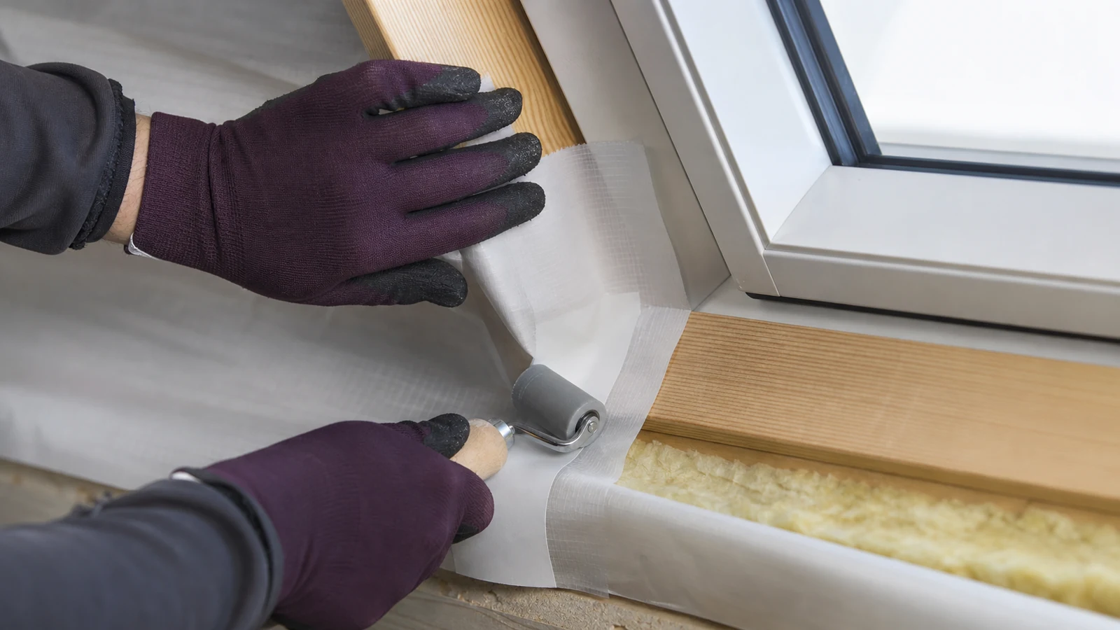 Étanchéité à l’air contrôlée près de Creil Raccord soigné d’une membrane d’étanchéité autour d’une fenêtre de toit près de Creil