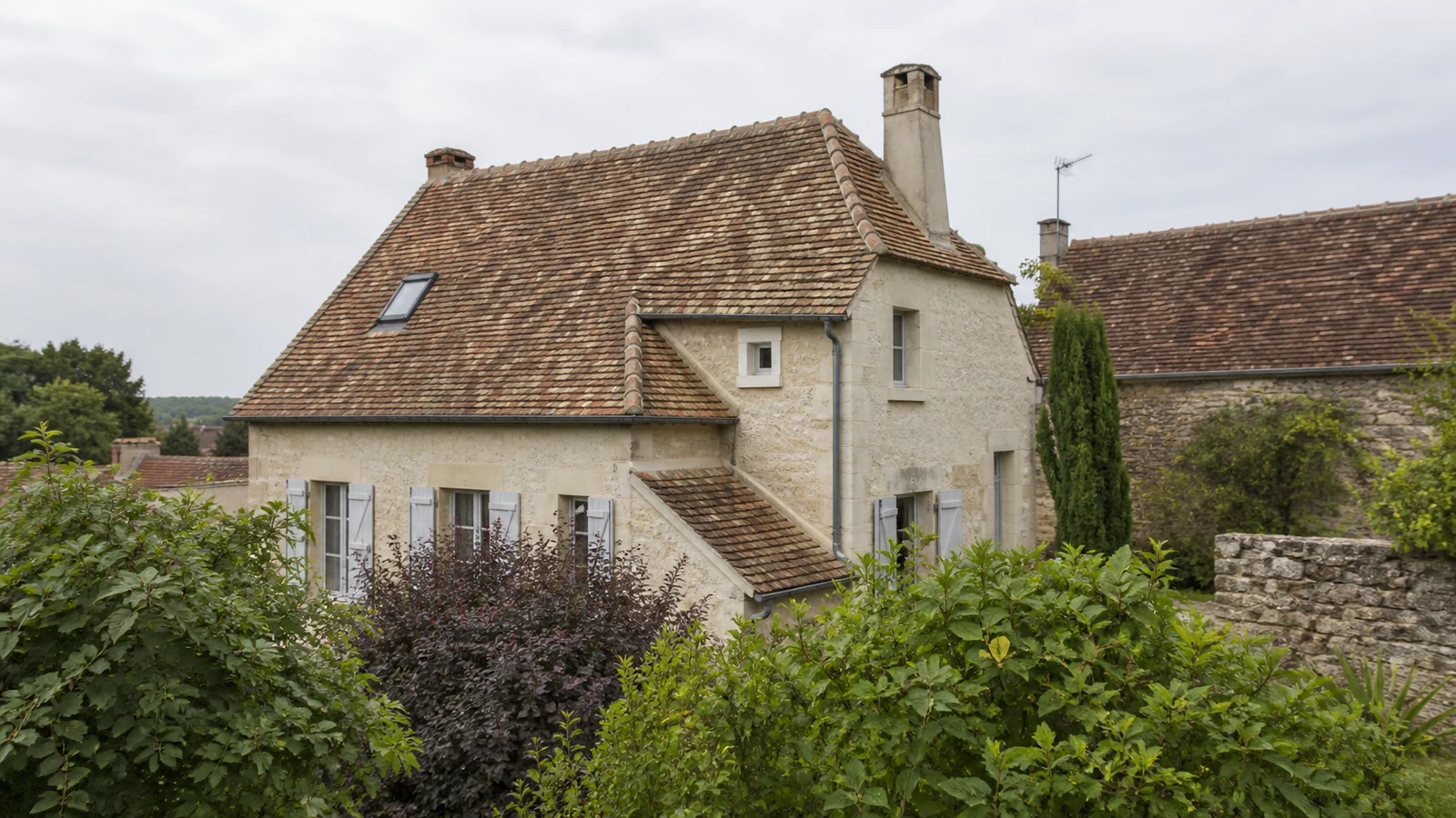 Habitat du Vexin et projet de combles Maison en pierre et tuile du Vexin de l’Oise observée avant l’isolation des combles